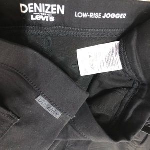 Denizen from Levi low rise jogger w pockets. NWOT black fun jogger. Comfy ❤️🥰